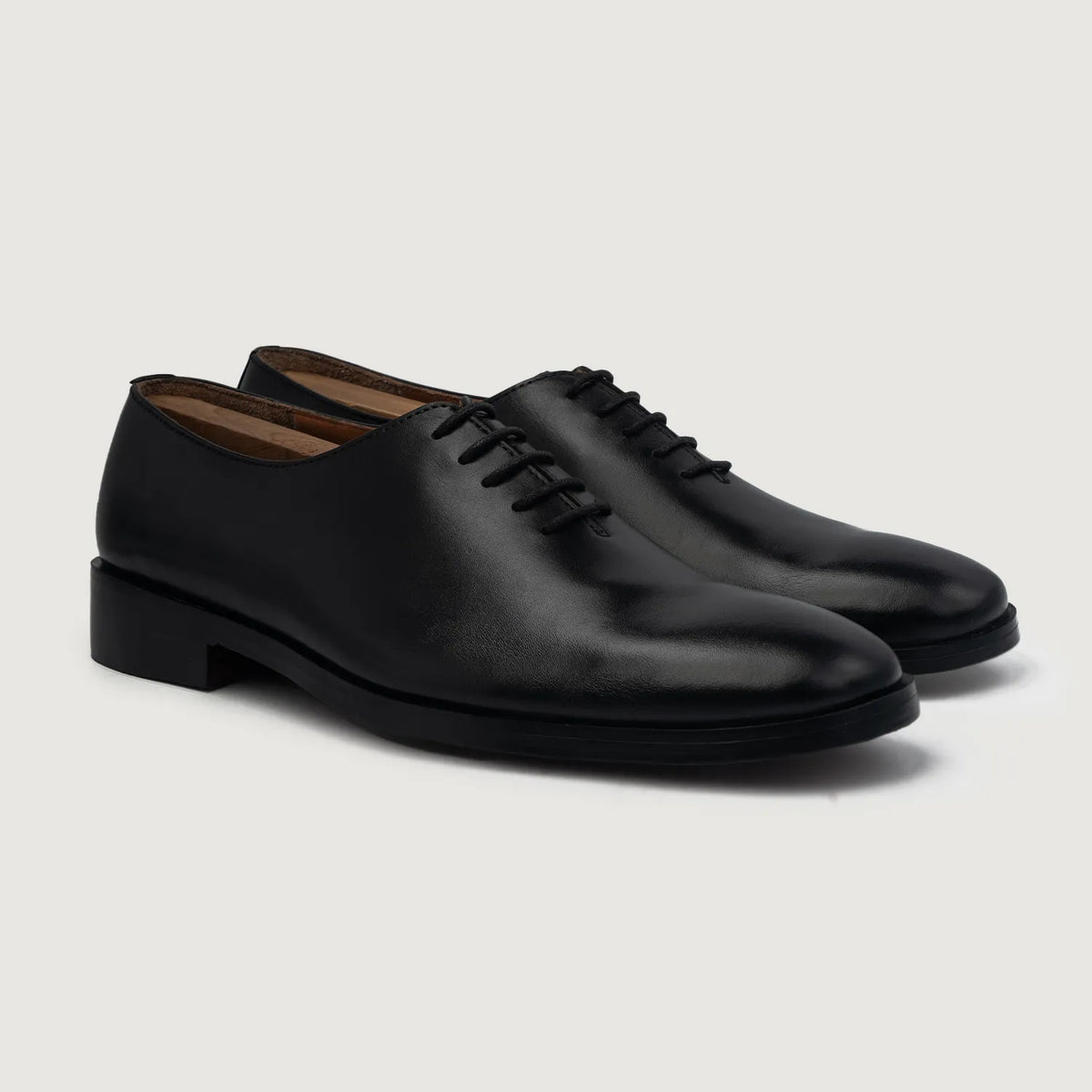 Director Wholecut Černá Kožená obuv pro Pány For Men in White Full-Grain Leather - Přední pohled a přiléhavá silueta | Koupit online