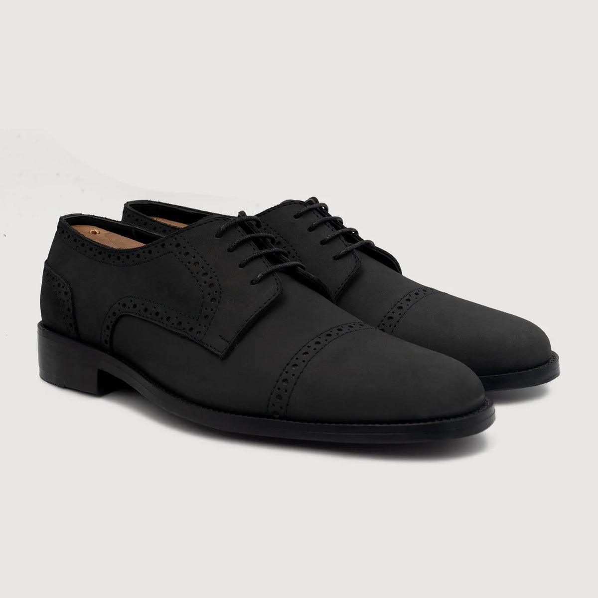 Dirk Brogues Derby Černá Nubuck Kožená obuv pro Pány For Men z černé pravé hovězí kůže - Boční pohled | Koupit online