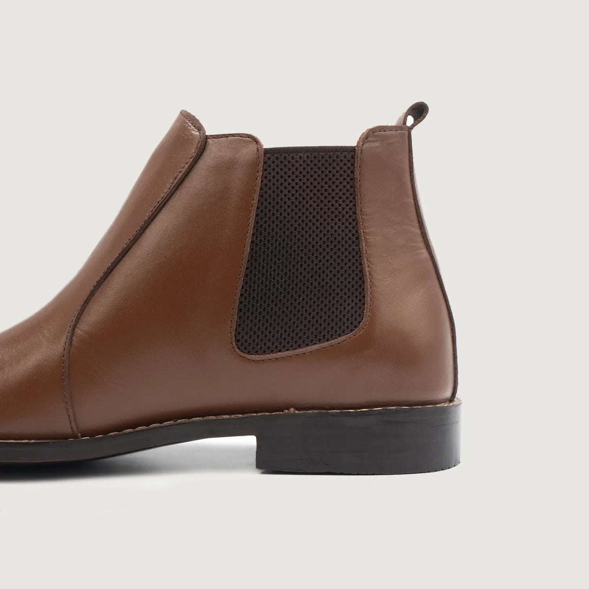 High-Traction Rubber Outsole & Lug Tread Pattern on Clarkson Chelsea Hnědá Kožené boty pro Pány For Men
