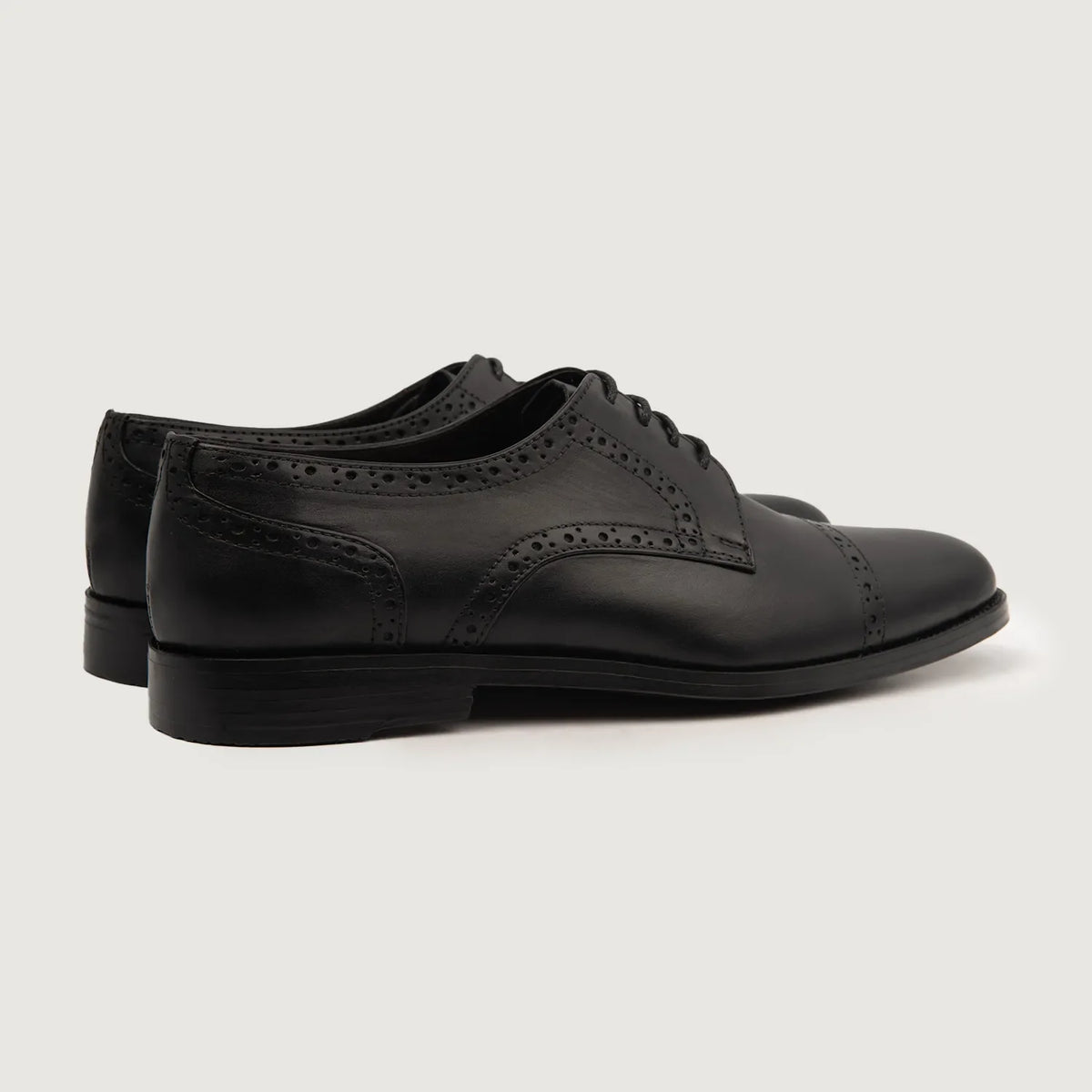 High-Traction Rubber Outsole & Lug Tread Pattern on Dirk Brogues Kožené polobotky derby pro Pány