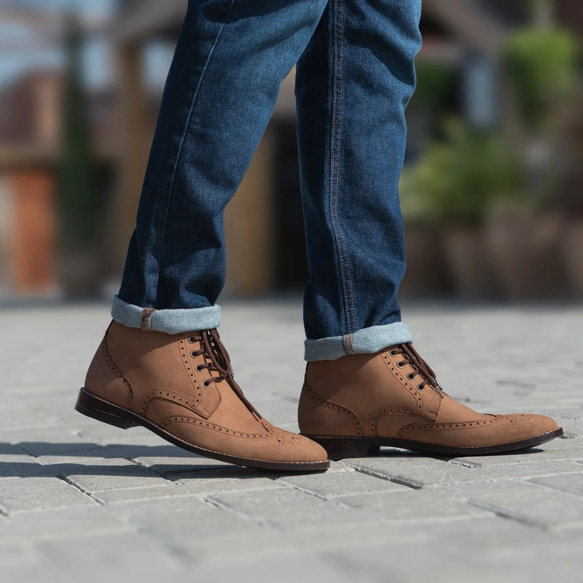 Fotografie na postavě:  Duster Brogues Derby Hnědá Nubuck Kožené boty pro Pány For Men na modelovi v přirozeném denním světle