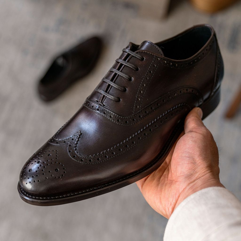 Tailored Rib Cuffs & Hem Craftsmanship Construction Detail on Aviator Chocolate Kožené mokasíny pro Pány