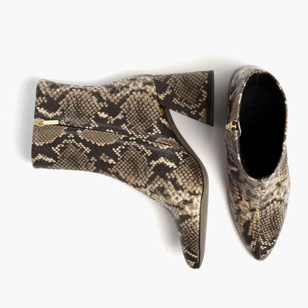 High-Traction Rubber Outsole & Lug Tread Pattern on Heartbreaker Snake Print Kožené boty pro Dámy