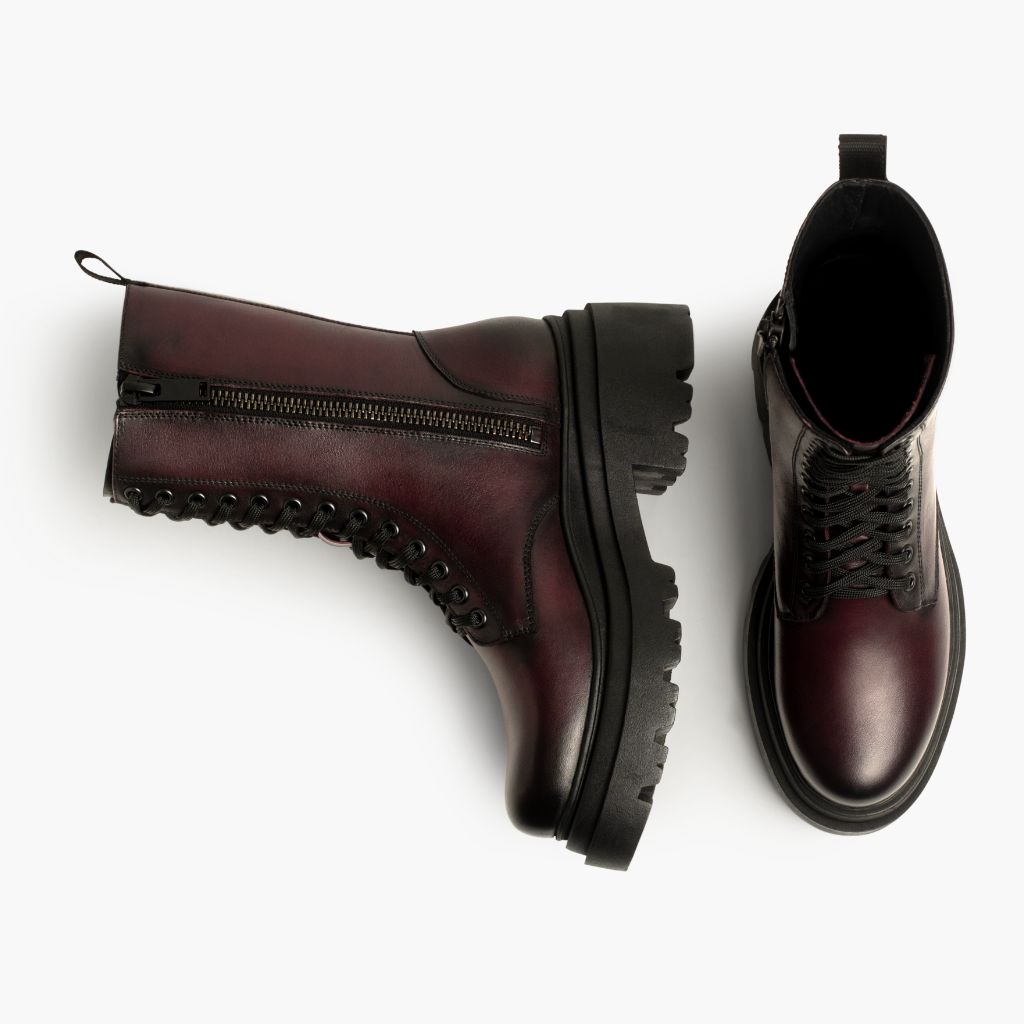 High-Traction Rubber Outsole & Lug Tread Pattern on Fatale Černá Cherry Kožené boty pro Dámy
