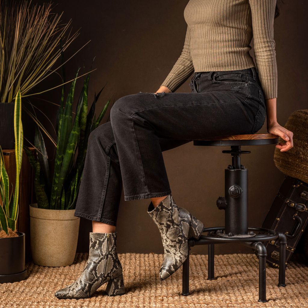 Top-Down Perspective Showing Lacing System & Tongue Craftsmanship