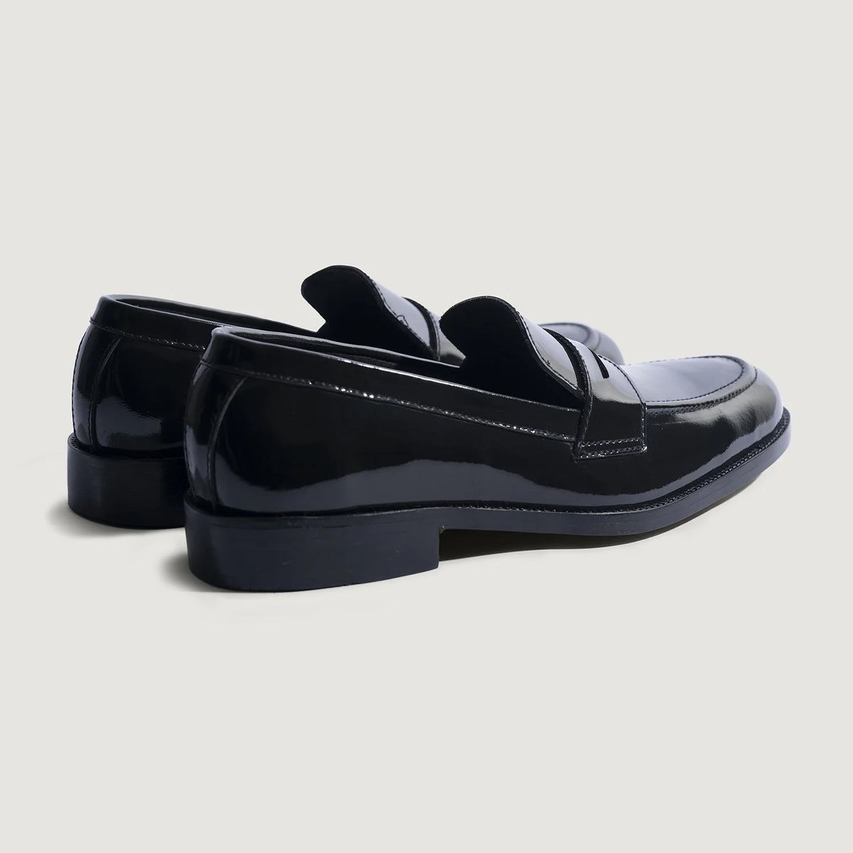 High-Traction Rubber Outsole & Lug Tread Pattern on Baxton Černá Patent Kožené mokasíny pro Pány For Men