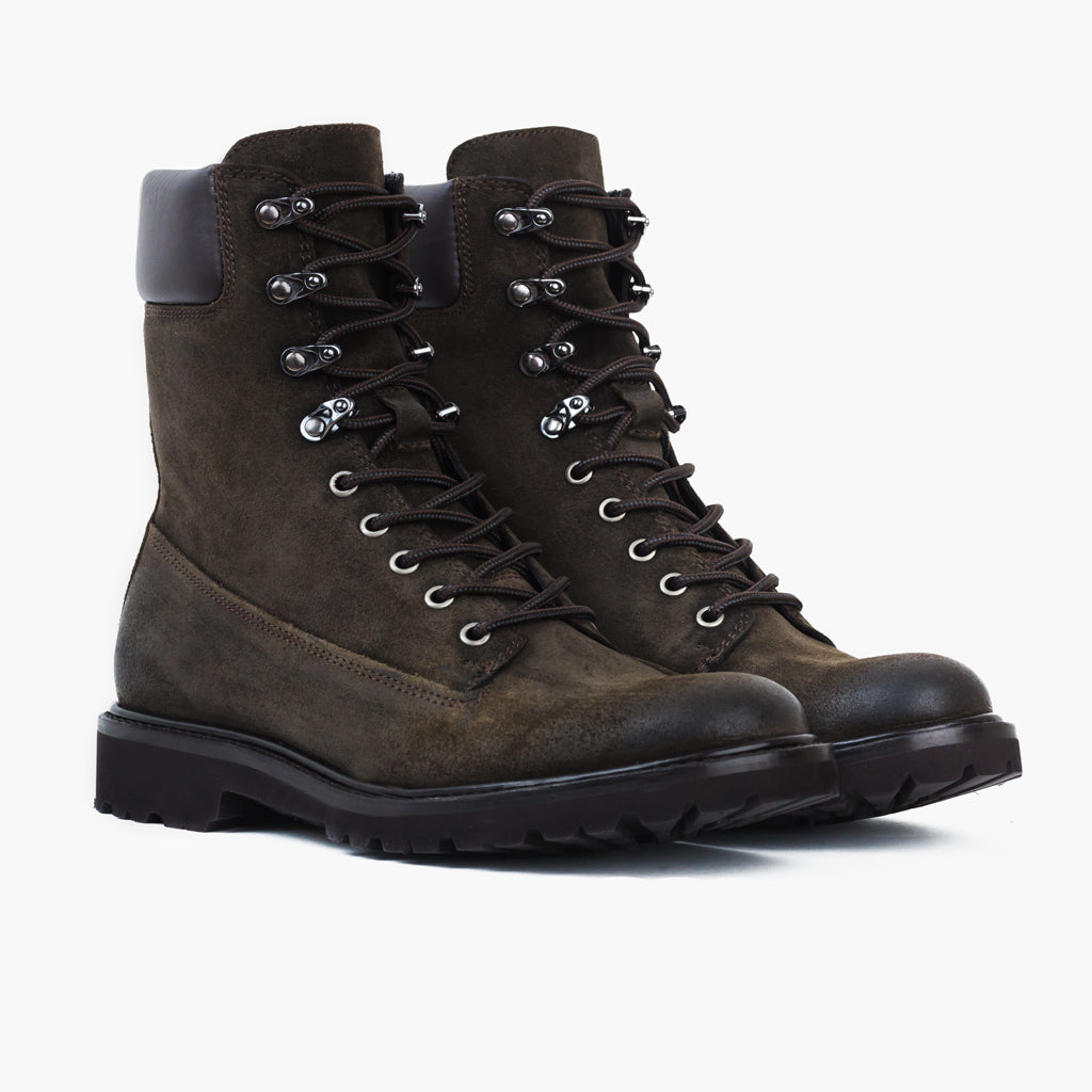 Explorer Dark Olive Suede Kožené boty pro Pány in Olive Goatskin Suede - Boční pohled | Koupit online