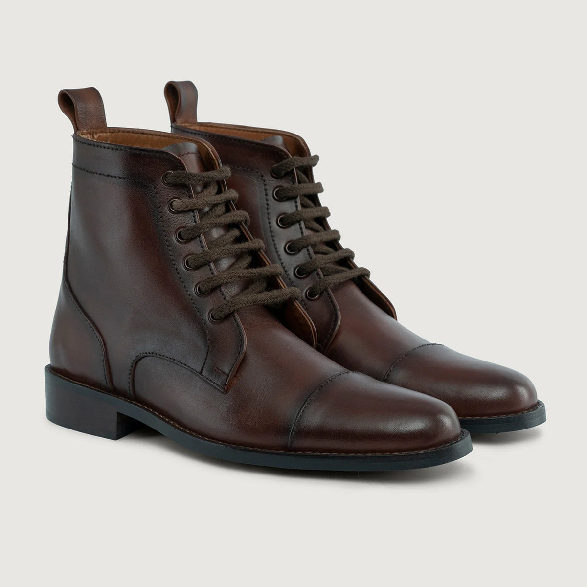Knight Derby Burnished Brown Leather Boots StudGuard For Men in Burnished Brown Full-Grain Leather - Boční pohled | Koupit online