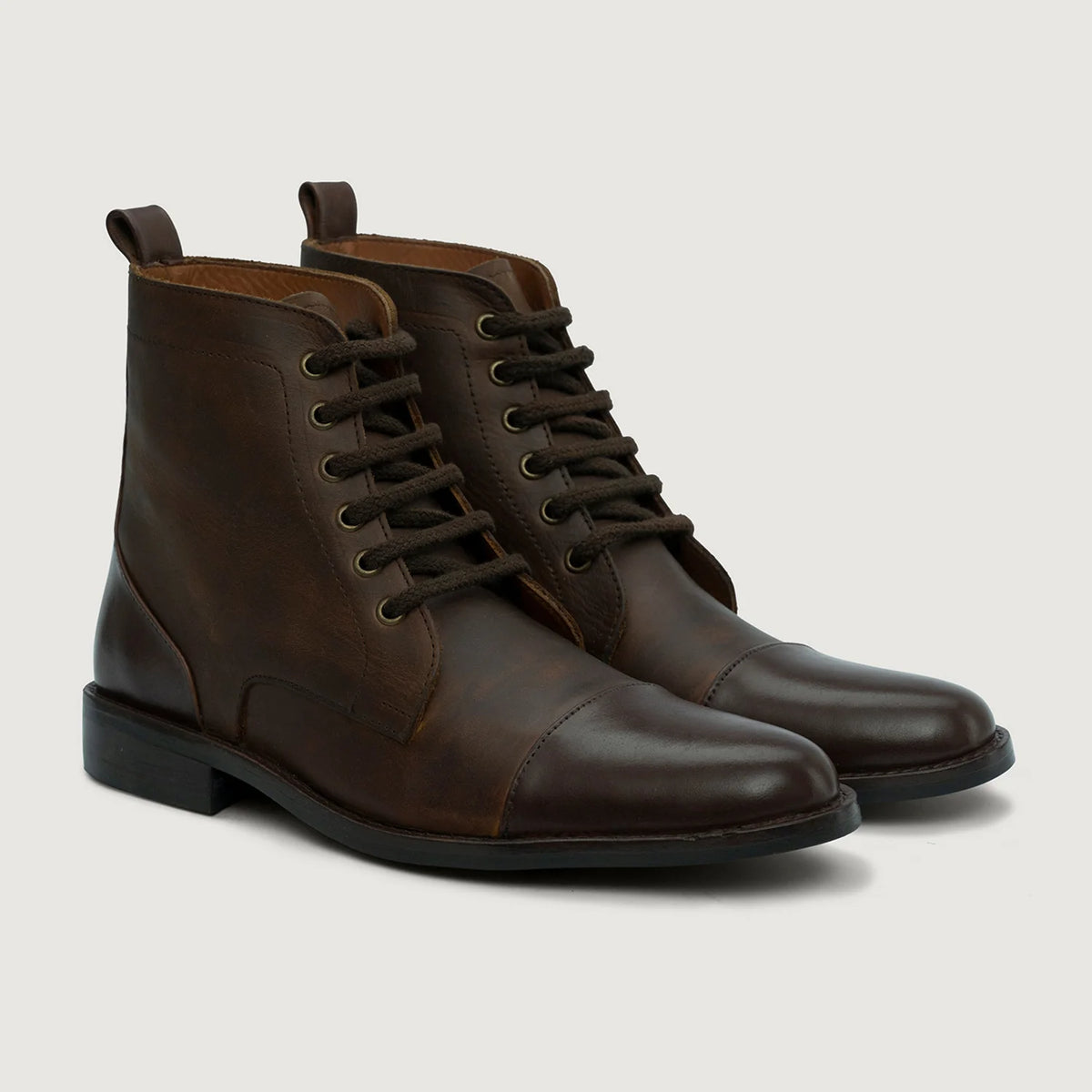 Knight Derby Hybrid Brown Leather Boots StudGuard For Men in Distressed Brown Full-Grain Leather - Boční pohled | Koupit online