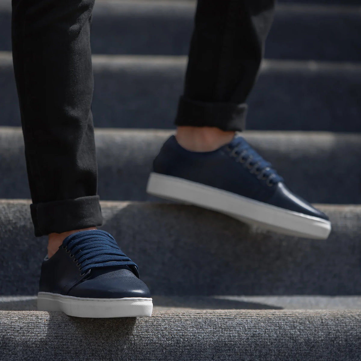 Murphy Low Top Midnight Modrá Kožené tenisky pro Pány - Zesílený opatek a precizní dvojité prošití