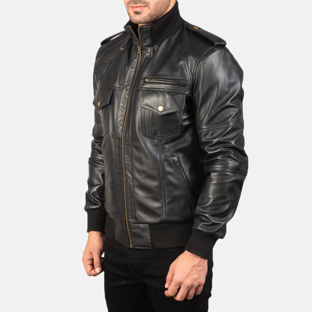 
Black Sheepskin Leather Bomber Jacket - Zadní pohled s definovanými rameny a čistým lemem