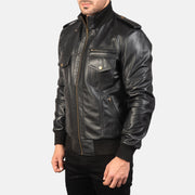 
Black Sheepskin Leather Bomber Jacket - Zadní pohled s definovanými rameny a čistým lemem