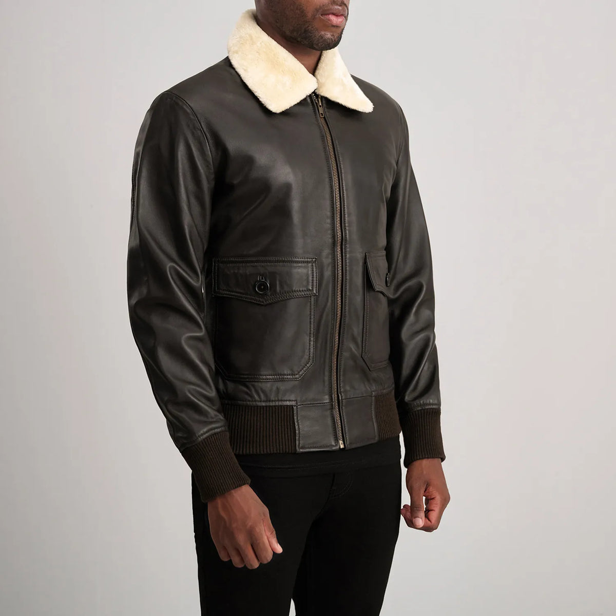 
Brown Sheepskin Leather Bomber Jacket - Zadní pohled s definovanými rameny a čistým lemem