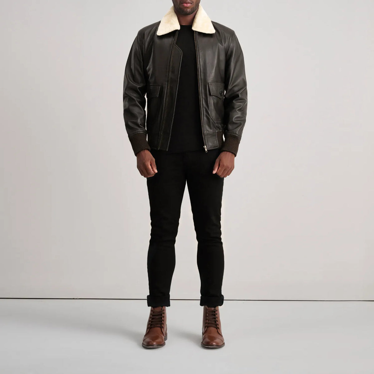 
Airin G-1 Hnědá & Cream Kožená bomber bunda pro Pány - Boční pohled ukazující ergonomický střih rukávů