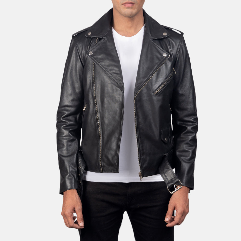 
Allaric Alley Black Leather Biker Jacket in Black Cowhide Leather - Přední pohled a přiléhavá silueta | Koupit online