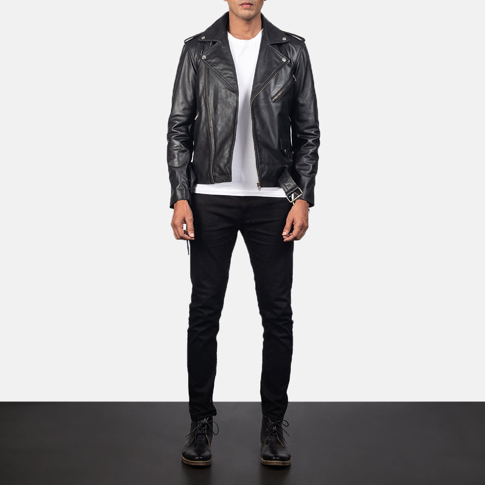 
Allaric Alley Black Leather Biker Jacket - Boční pohled ukazující ergonomický střih rukávů
