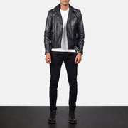 
Allaric Alley Black Leather Biker Jacket - Boční pohled ukazující ergonomický střih rukávů