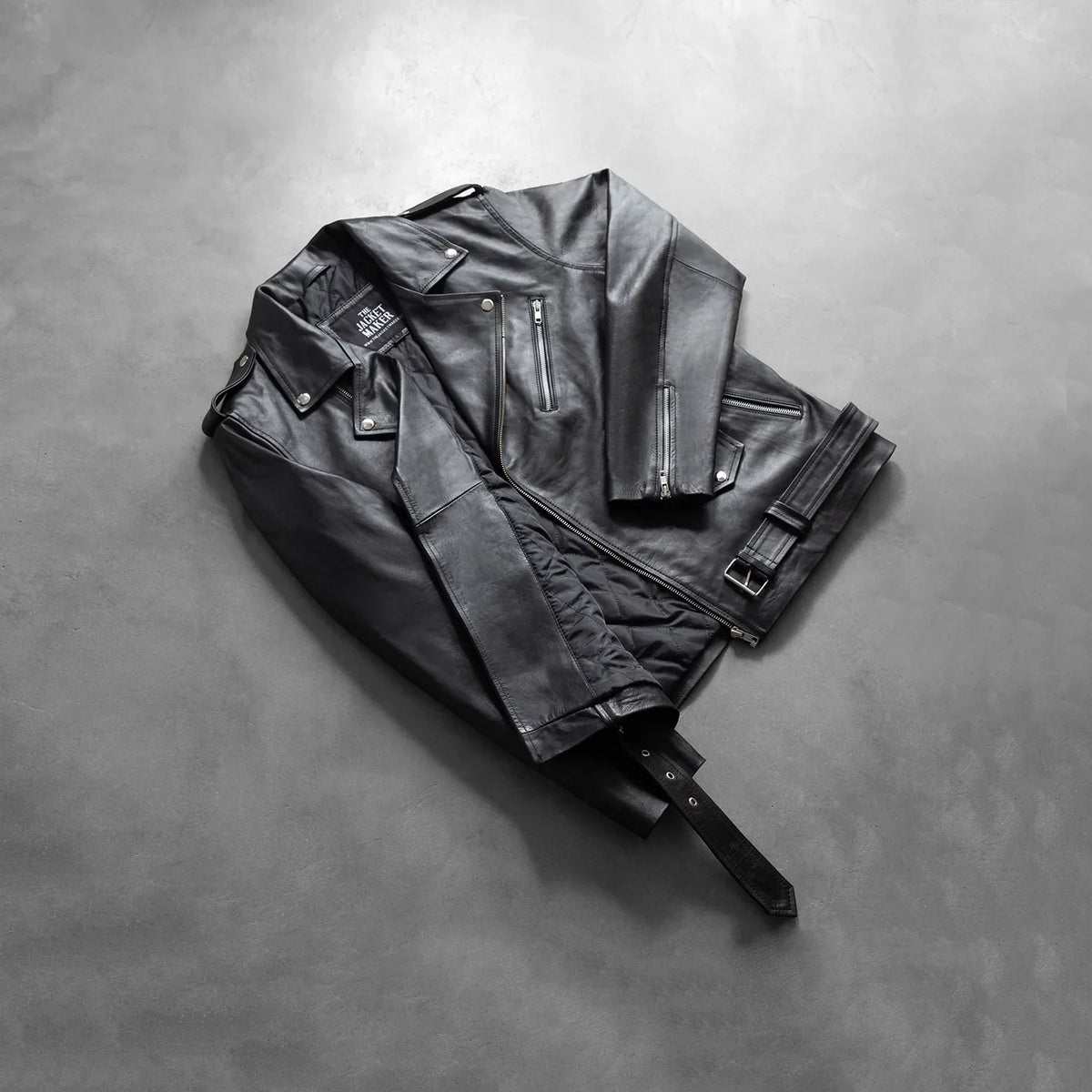 
Řemeslné zpracování lemu na Allaric Alley Black Leather Biker Jacket
