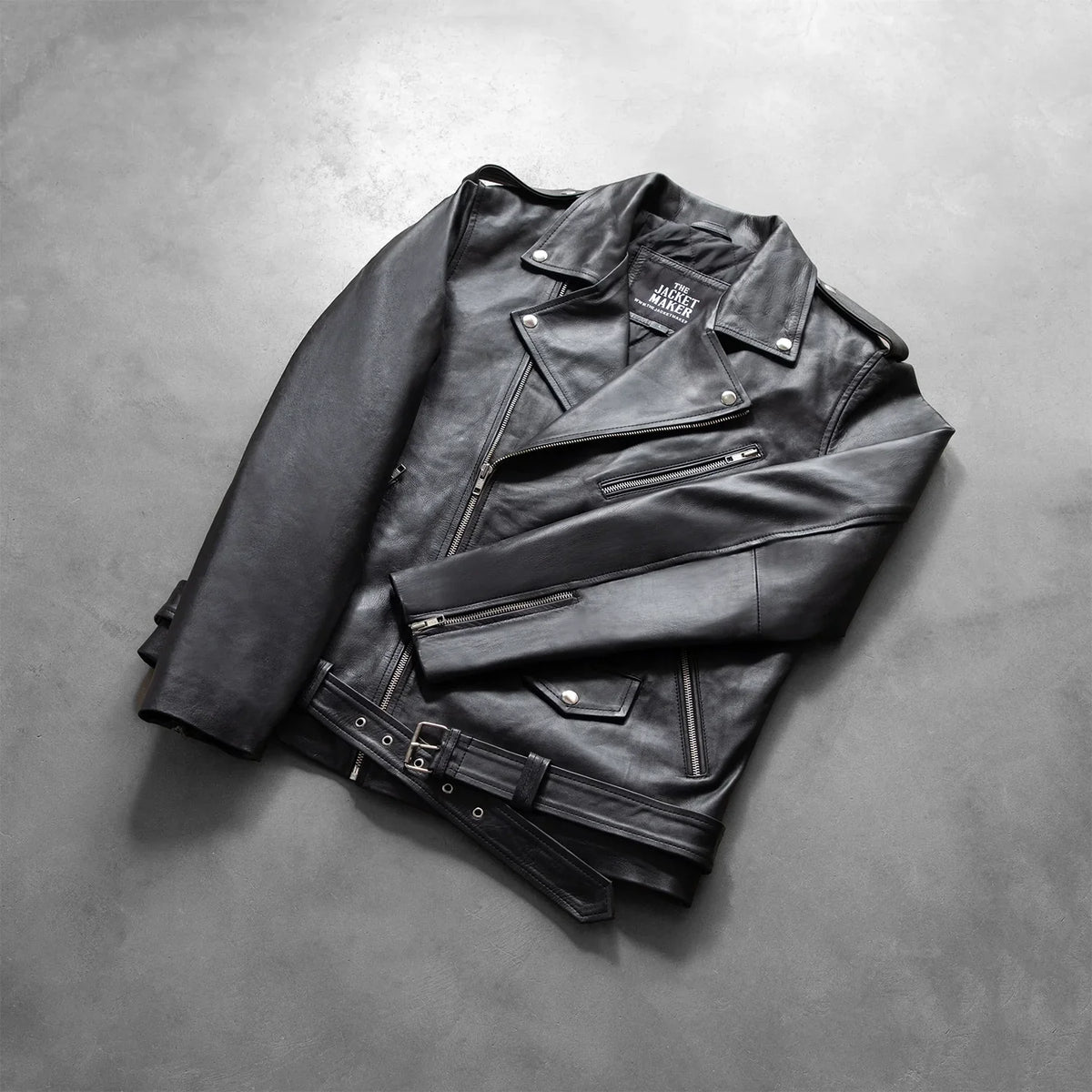 
Fotografie na postavě:  Allaric Alley Black Leather Biker Jacket na modelovi v přirozeném denním světle