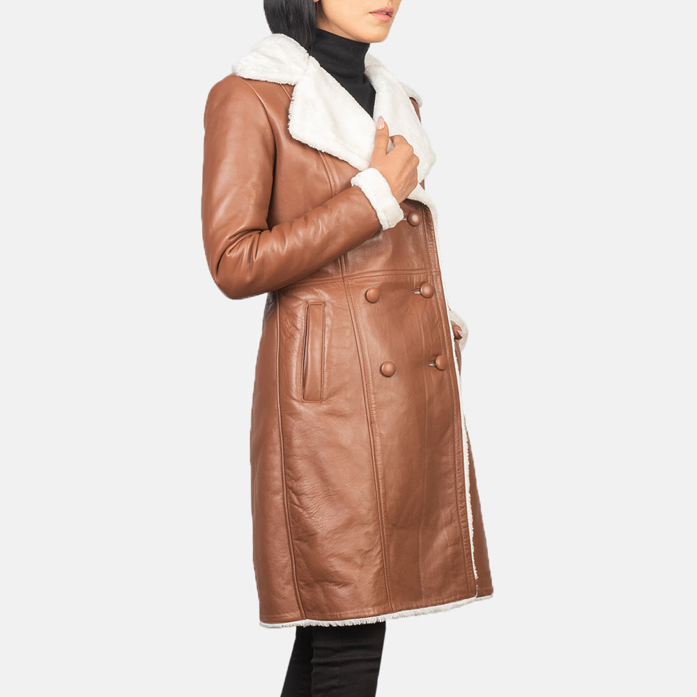 
Amie Hnědá Double-Breasted Shearling Kožený kabát pro Dámy - Boční pohled ukazující ergonomický střih rukávů