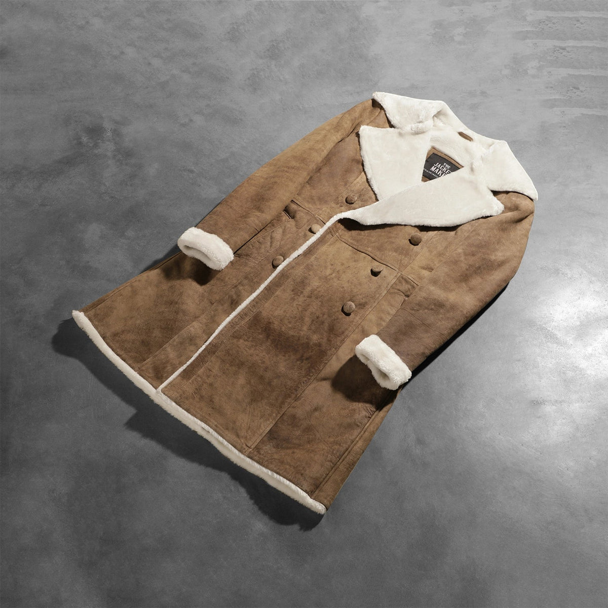 
Fotografie na postavě:  Amie Distressed Brown Double Breasted Shearling Coat na modelovi v přirozeném denním světle