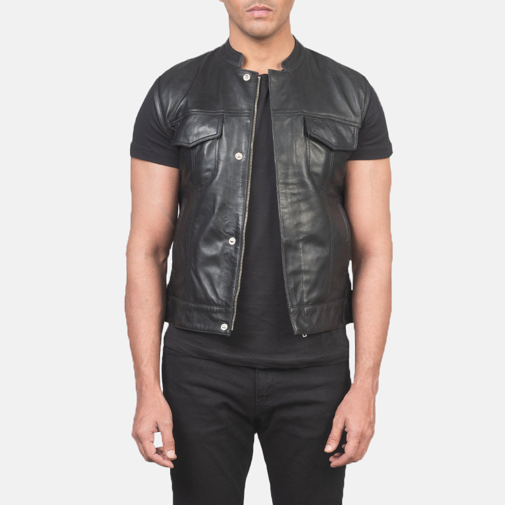 
Atlas Moto Černá Kožená vesta pro Pány in Black Sheepskin Leather - Přední pohled a přiléhavá silueta | Koupit online