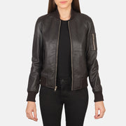
Ava Ma-1 Brown Leather Bomber Jacket in Brown Sheepskin Leather - Přední pohled a přiléhavá silueta | Koupit online