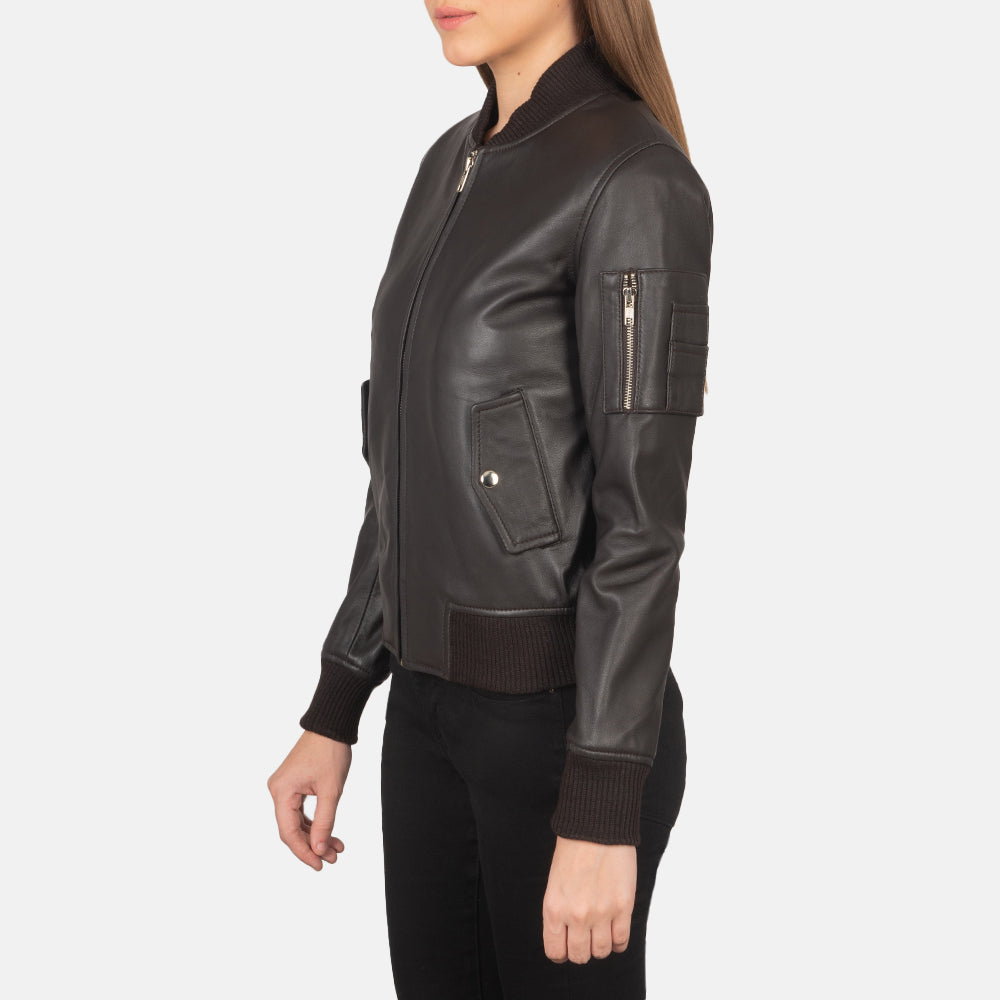 
Brown Sheepskin Leather Bomber Jacket - Zadní pohled s definovanými rameny a čistým lemem