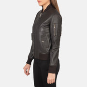 
Brown Sheepskin Leather Bomber Jacket - Zadní pohled s definovanými rameny a čistým lemem