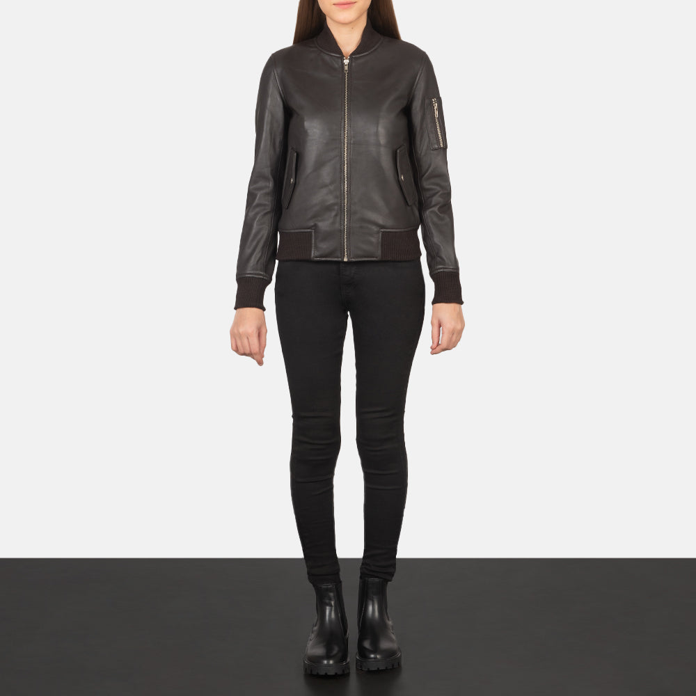
Ava Ma-1 Brown Leather Bomber Jacket - Boční pohled ukazující ergonomický střih rukávů