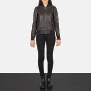 
Ava Ma-1 Brown Leather Bomber Jacket - Boční pohled ukazující ergonomický střih rukávů