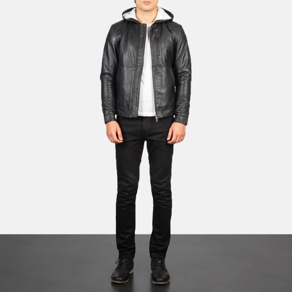 
Baston Black Hooded Leather Bomber Jacket - Boční pohled ukazující ergonomický střih rukávů