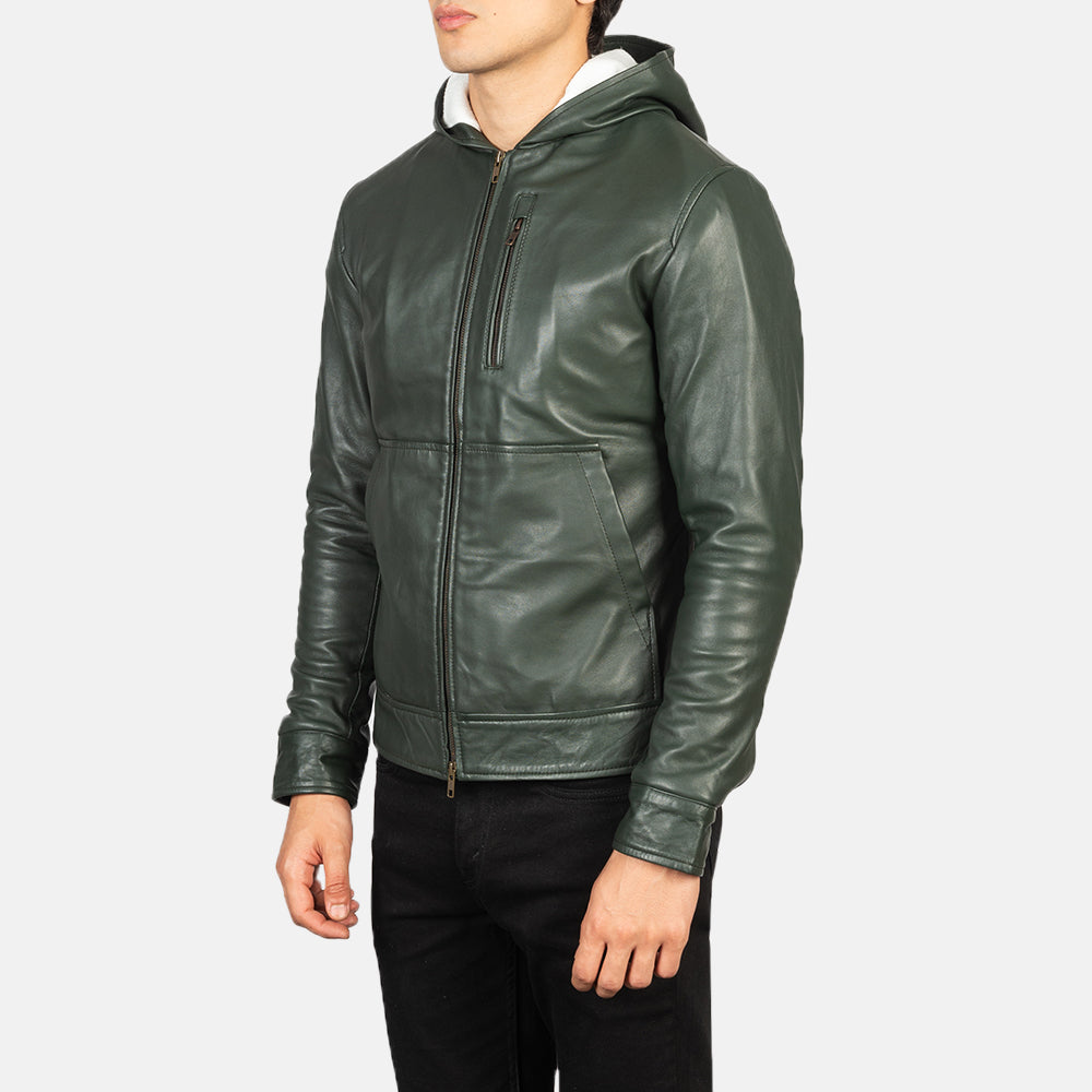 
Fotografie na postavě:  Baston Black Hooded Leather Bomber Jacket na modelovi v přirozeném denním světle