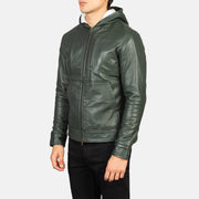 
Fotografie na postavě:  Baston Black Hooded Leather Bomber Jacket na modelovi v přirozeném denním světle