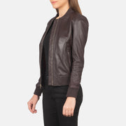 
Maroon Sheepskin Leather Bomber Jacket - Zadní pohled s definovanými rameny a čistým lemem