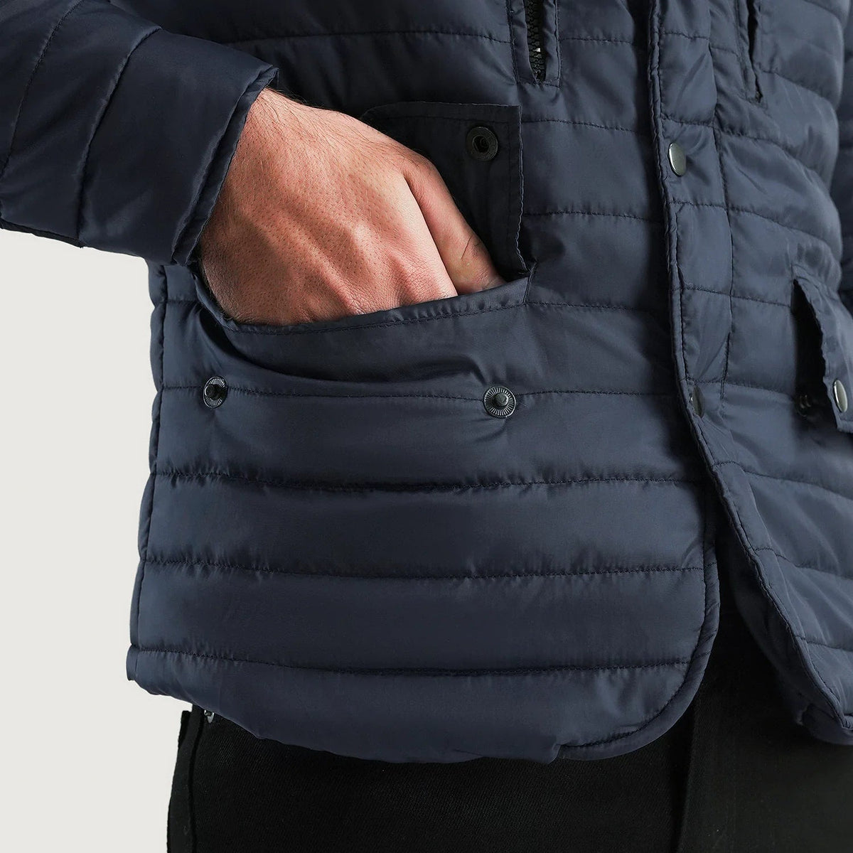 
Pohled na podšívku Showing Filling lightly padded & Dvě funkční vnitřní kapsy