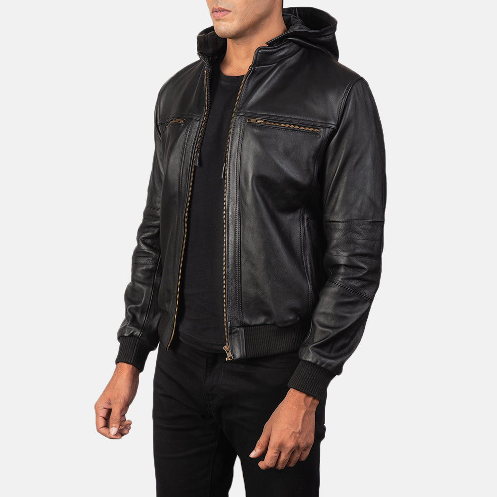 
Black Cowhide Leather Bomber Jacket - Zadní pohled s definovanými rameny a čistým lemem