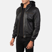 
Black Cowhide Leather Bomber Jacket - Zadní pohled s definovanými rameny a čistým lemem