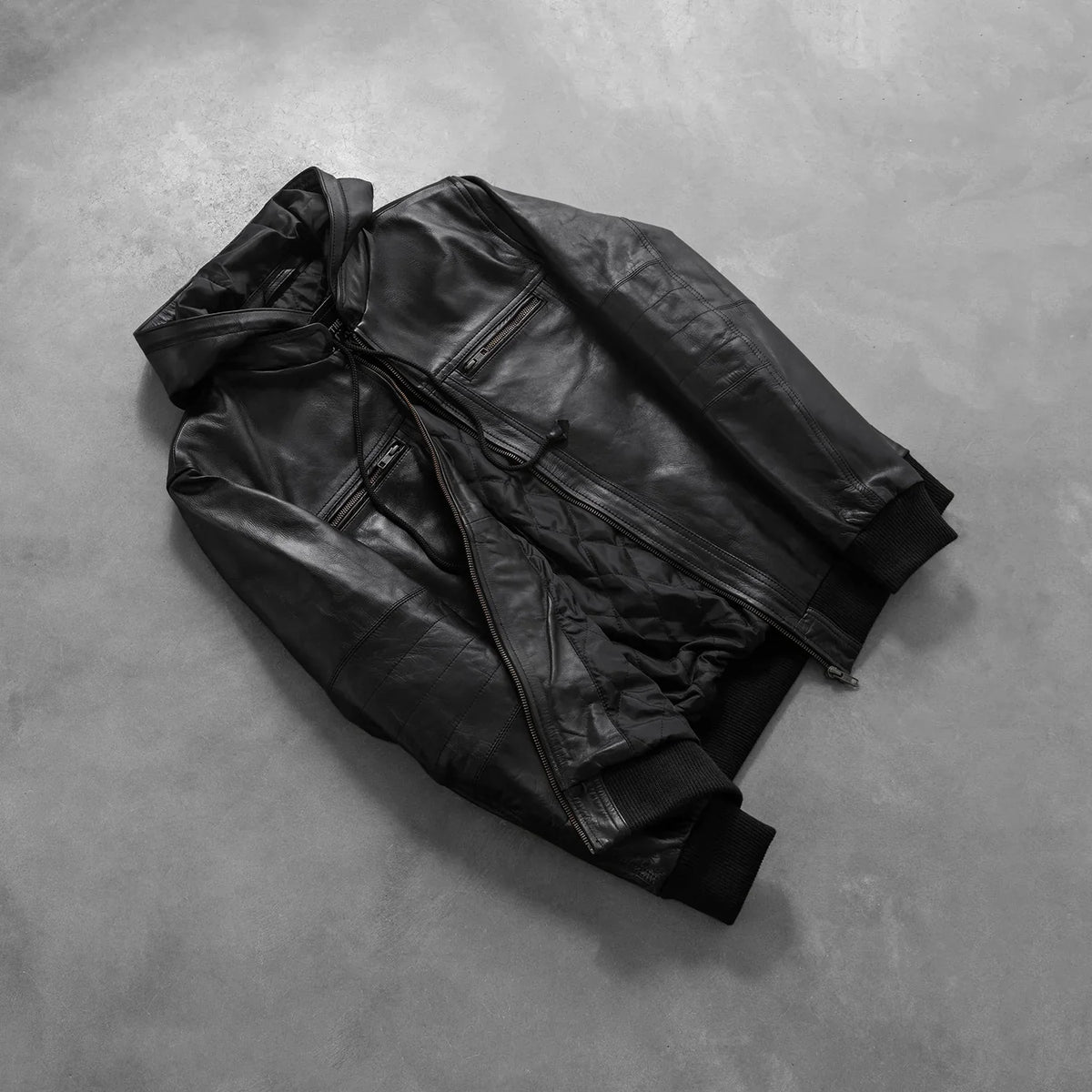 
Fotografie na postavě:  Bouncer Biz Black Leather Hooded Bomber Jacket na modelovi v přirozeném denním světle