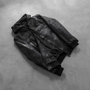 
Fotografie na postavě:  Bouncer Biz Black Leather Hooded Bomber Jacket na modelovi v přirozeném denním světle