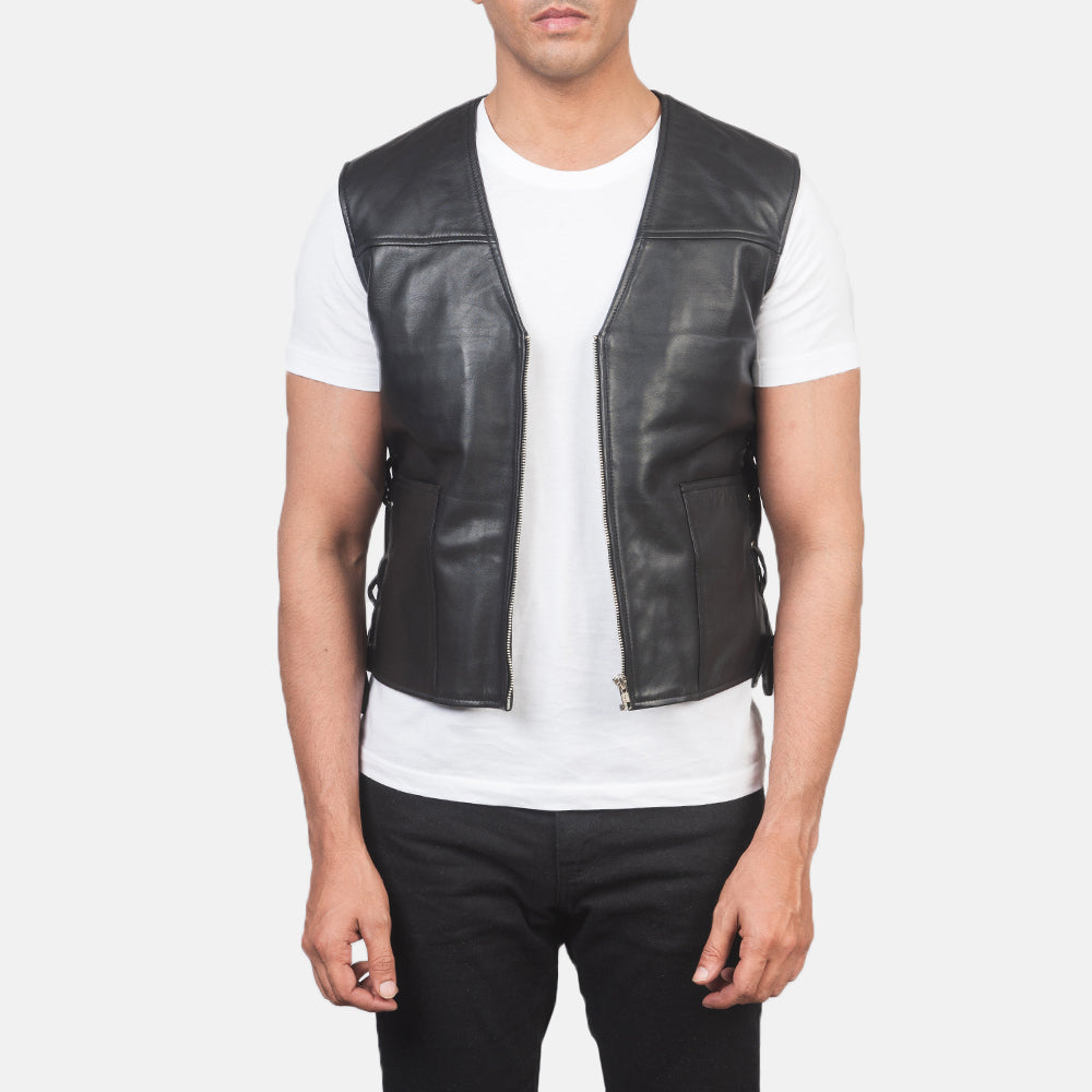
Brandon Černá Kožená vesta pro Pány in Black Sheepskin Leather - Přední pohled a přiléhavá silueta | Koupit online