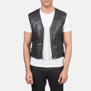 
Brandon Černá Kožená vesta pro Pány in Black Sheepskin Leather - Přední pohled a přiléhavá silueta | Koupit online
