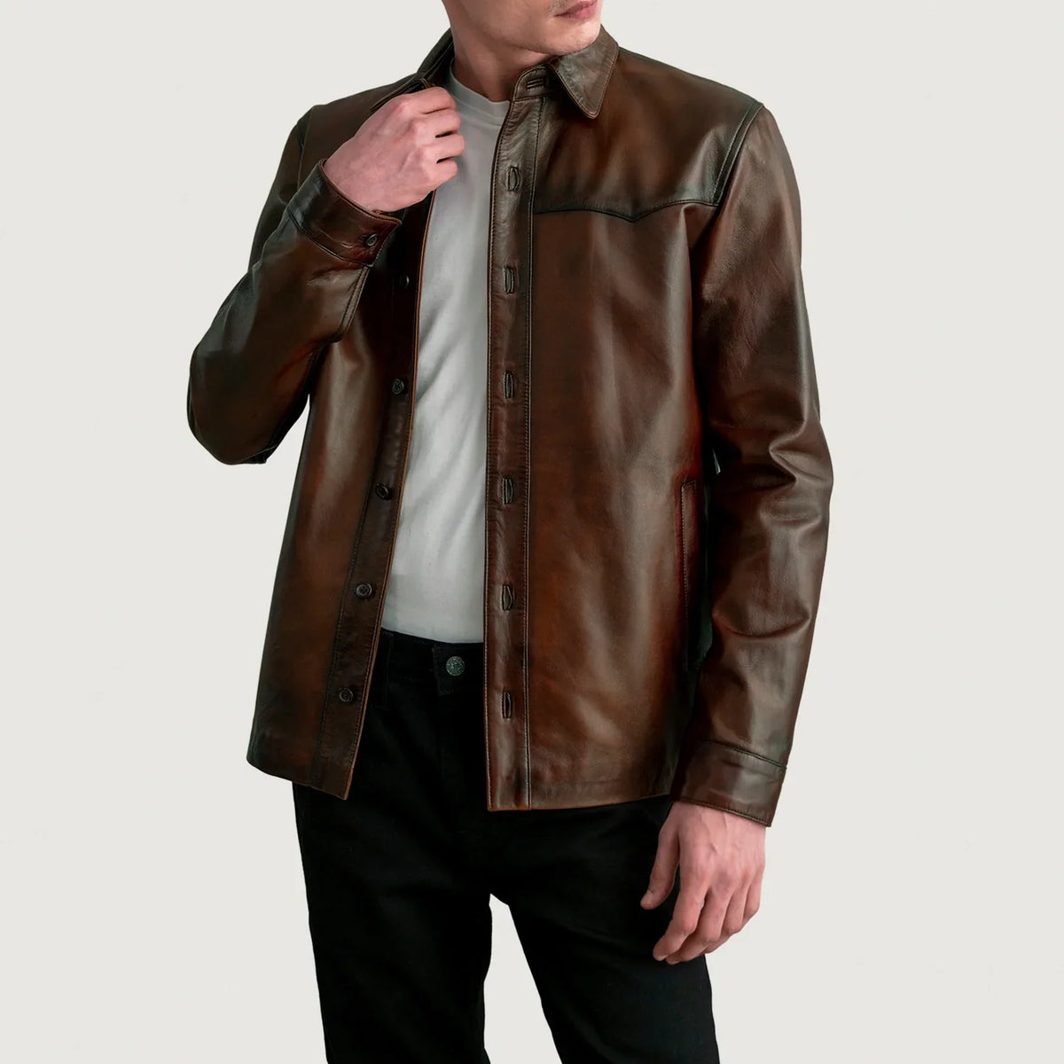 
Bronco Distressed Hnědá Leather Shirt pro Pány in Distressed Brown Sheepskin Leather - Přední pohled a přiléhavá silueta | Koupit online