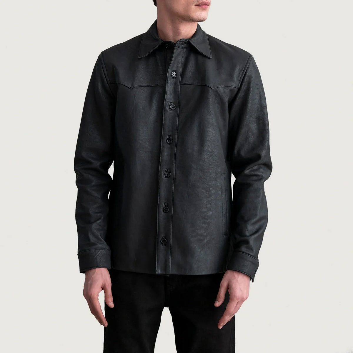 
Bronco Tumbled Černá Leather Shirt pro Pány - Boční pohled ukazující ergonomický střih rukávů