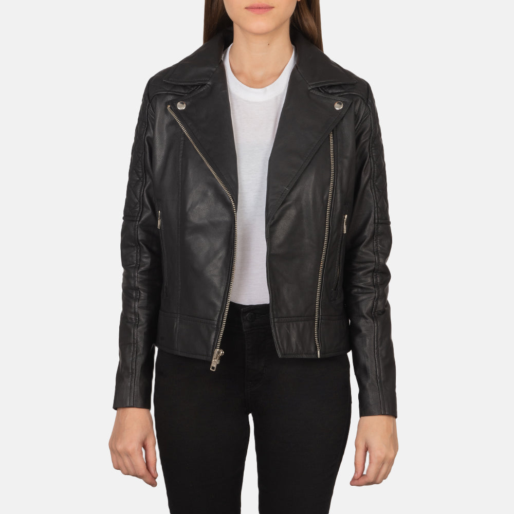 
Carolyn Quilted Black Biker Jacket in Black Goatskin Leather - Přední pohled a přiléhavá silueta | Koupit online