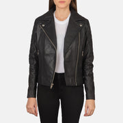 
Carolyn Quilted Black Biker Jacket in Black Goatskin Leather - Přední pohled a přiléhavá silueta | Koupit online