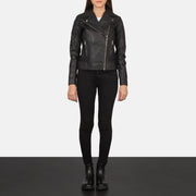 
Carolyn Quilted Black Biker Jacket - Boční pohled ukazující ergonomický střih rukávů