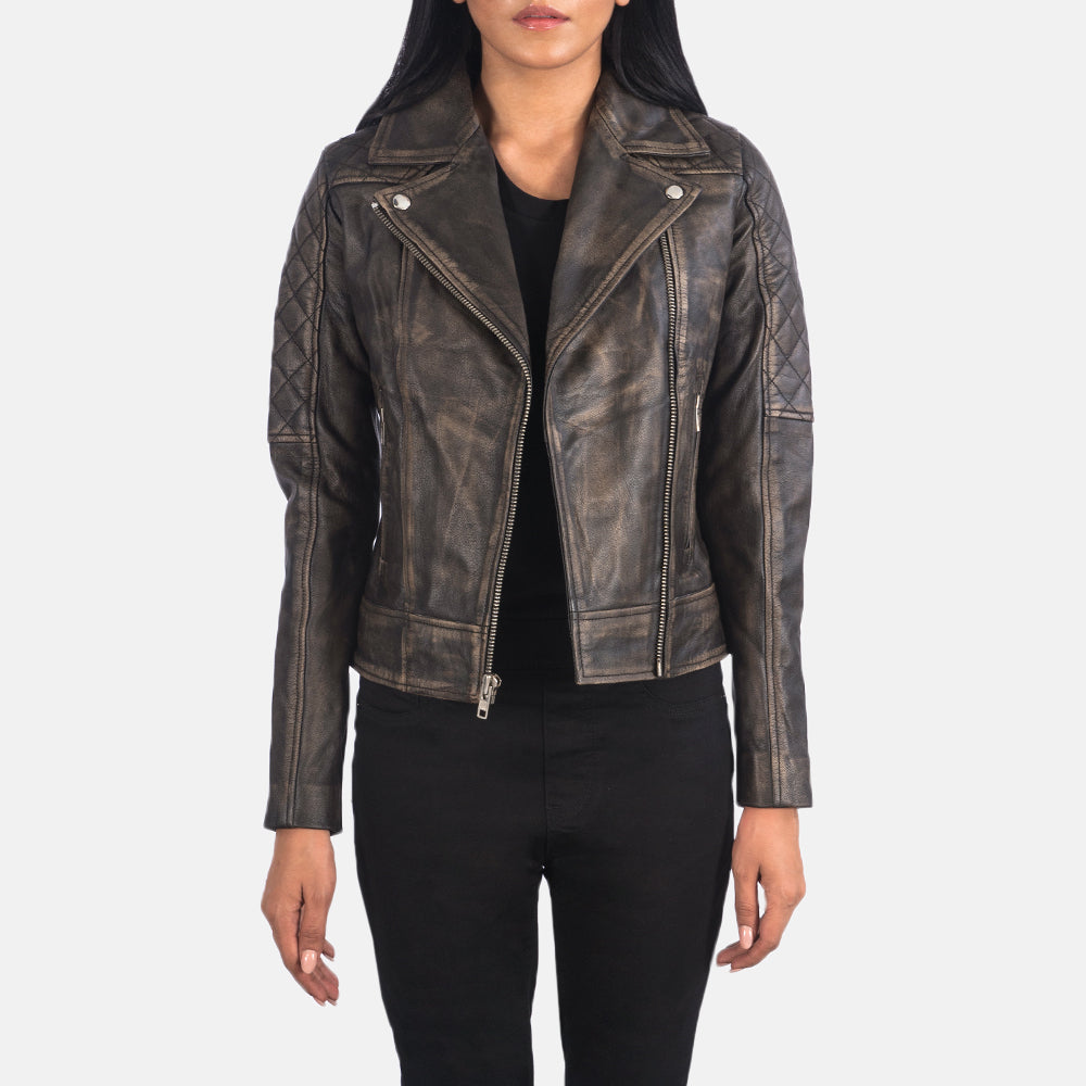 
Carolyn Quilted Distressed Brown Biker Jacket in Distressed Brown Goatskin Leather - Přední pohled a přiléhavá silueta | Koupit online