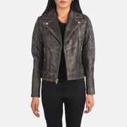 
Carolyn Quilted Distressed Brown Biker Jacket in Distressed Brown Goatskin Leather - Přední pohled a přiléhavá silueta | Koupit online