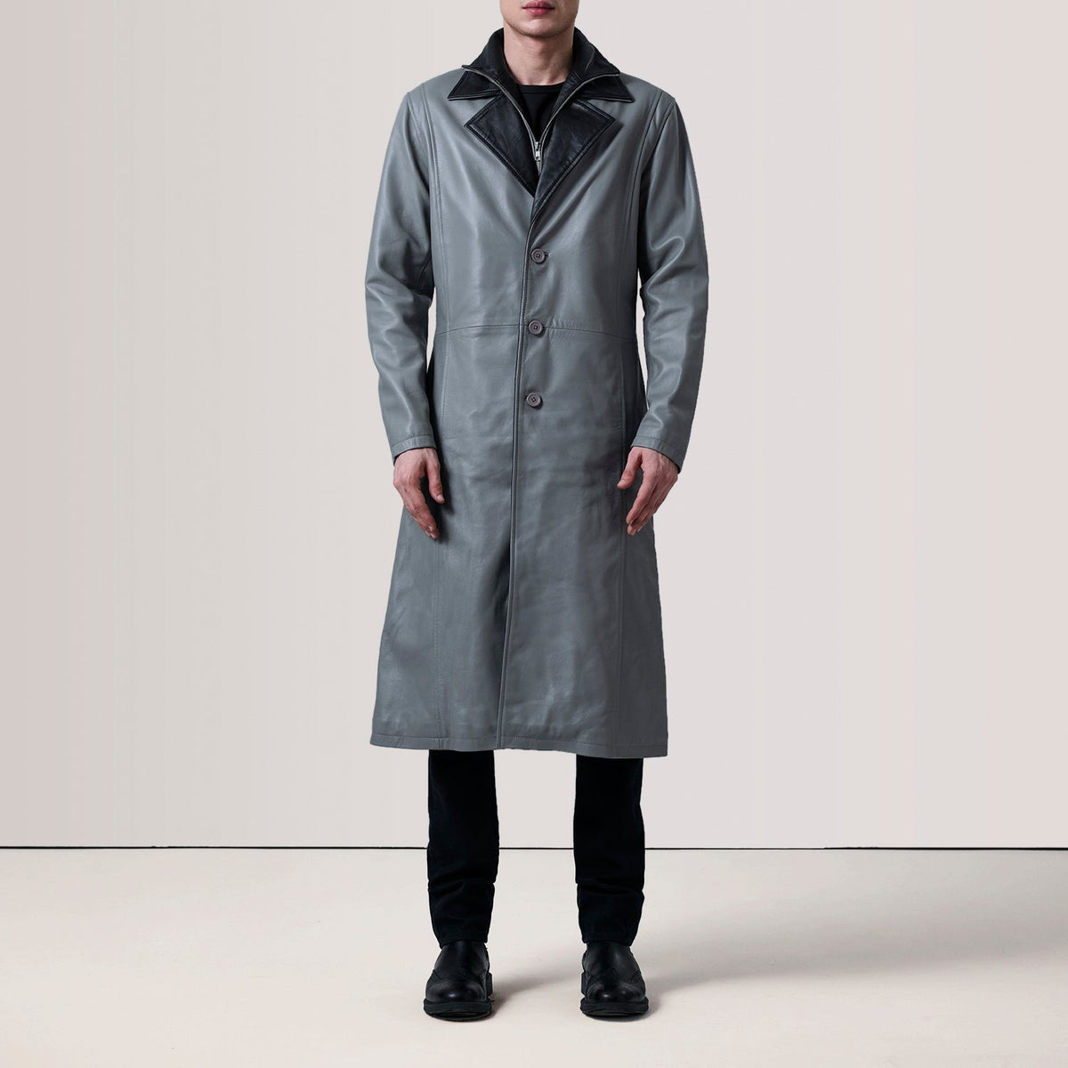 
Charlton Grey Leather Single Breasted Kožený kabát pro Pány - Zadní pohled s definovanými rameny a čistým lemem